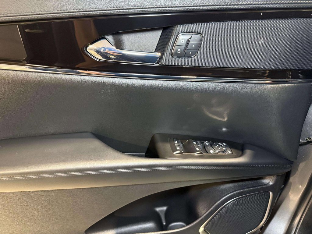 Used 2022 Lincoln Nautilus FWD w/ Premium Package image 8