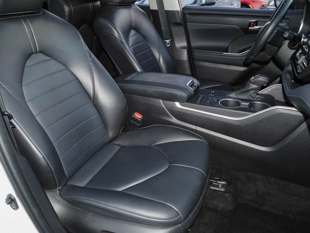Used 2022 Toyota Highlander XLE image 18
