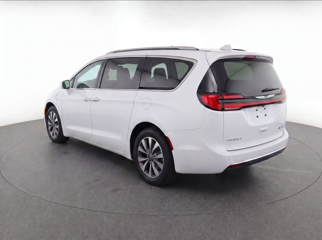 Used 2021 Chrysler Pacifica Touring-L w/ Uconnect Theater Family Group FWD image 3