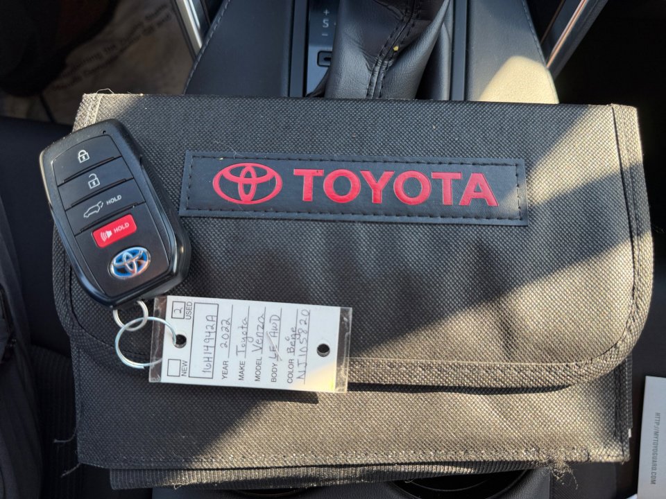 Used 2022 Toyota Venza LE image 37