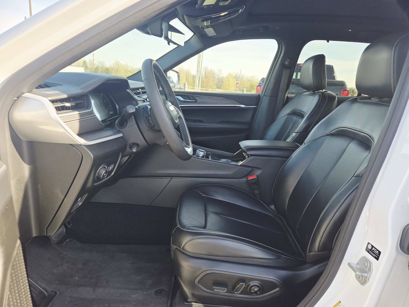 Used 2024 Jeep Grand Cherokee Limited w/ Luxury Tech Group II image 13