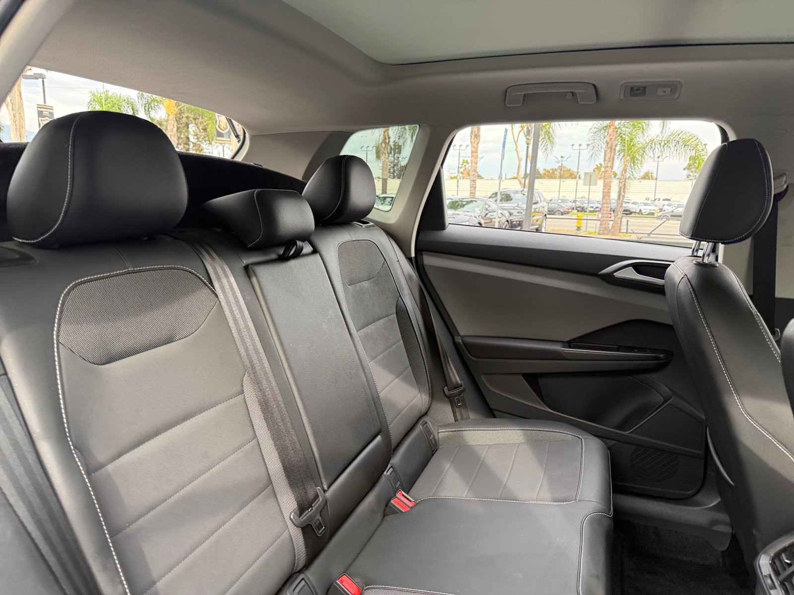 Used 2022 Volkswagen Taos SE w/ Panoramic Sunroof Package image 18