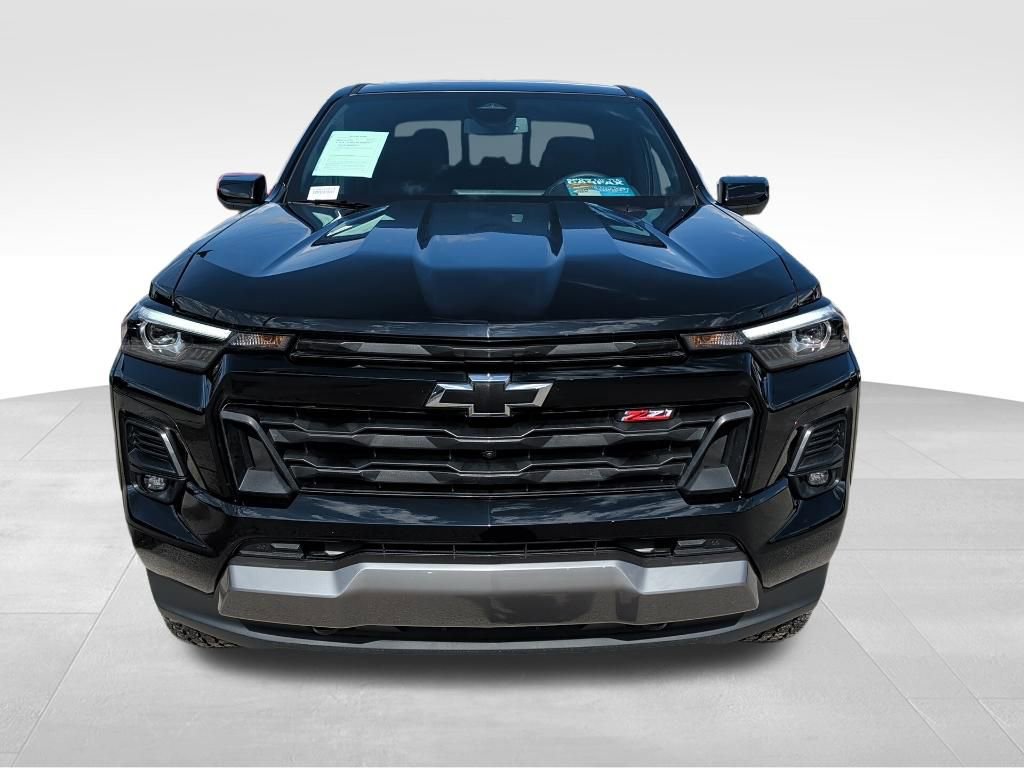 Used 2025 Chevrolet Colorado Z71 w/ Midnight Edition image 2