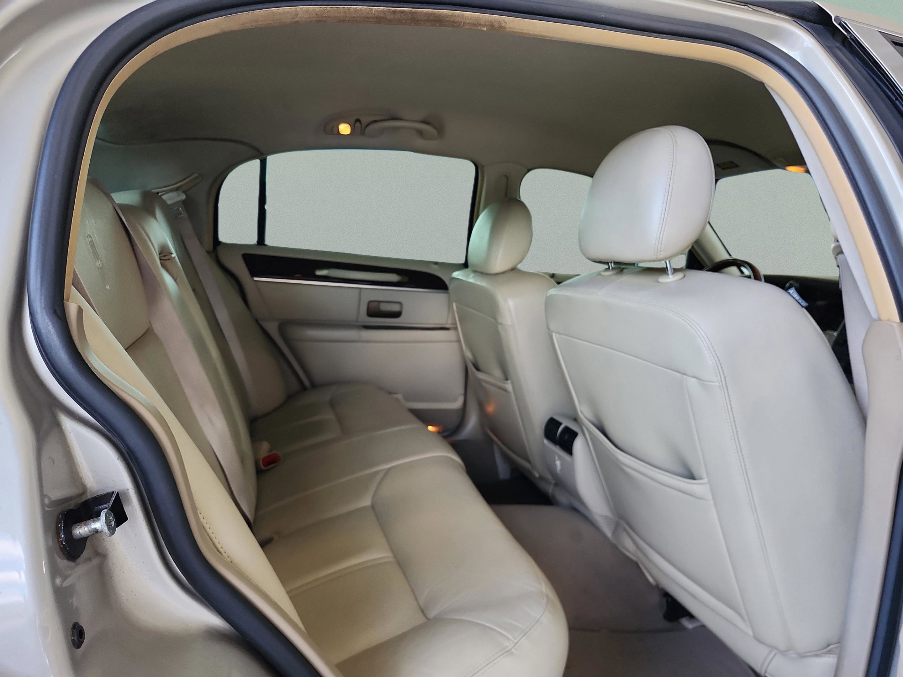 Used 2009 Lincoln Town Car Signature Limited RWD image 19