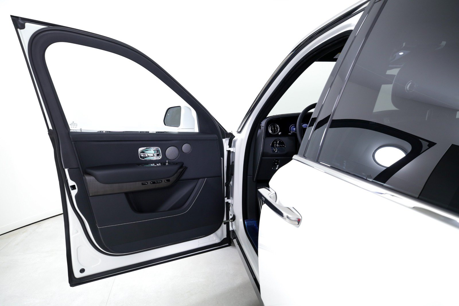Certified 2025 Rolls-Royce Cullinan AWD/4WD image 10