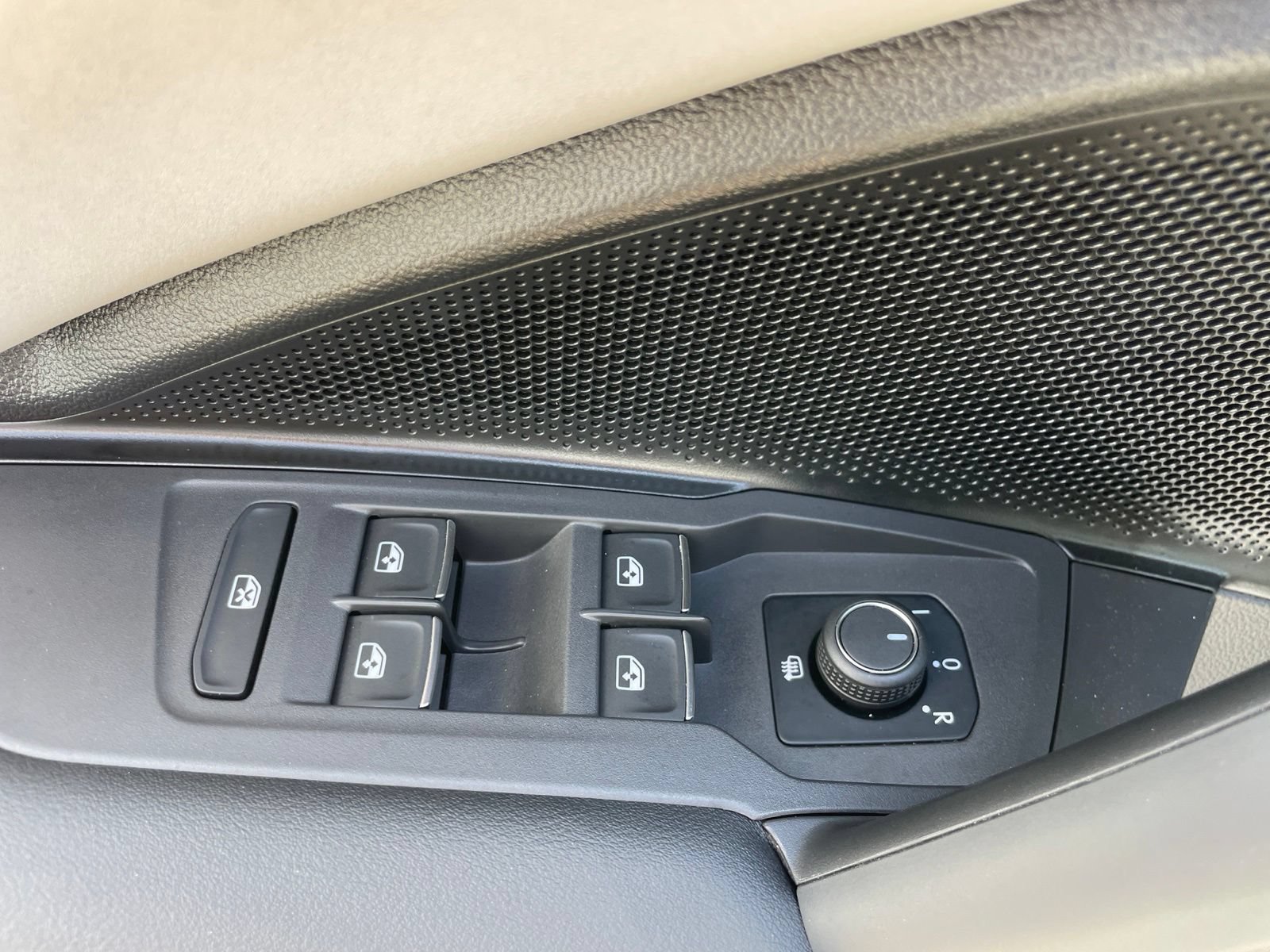 Certified 2025 Volkswagen Tiguan SE FWD image 16
