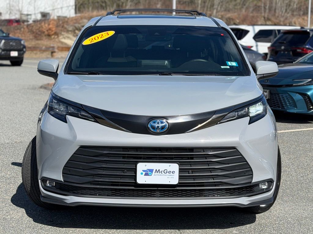 Used 2023 Toyota Sienna XLE Woodland Edition image 2