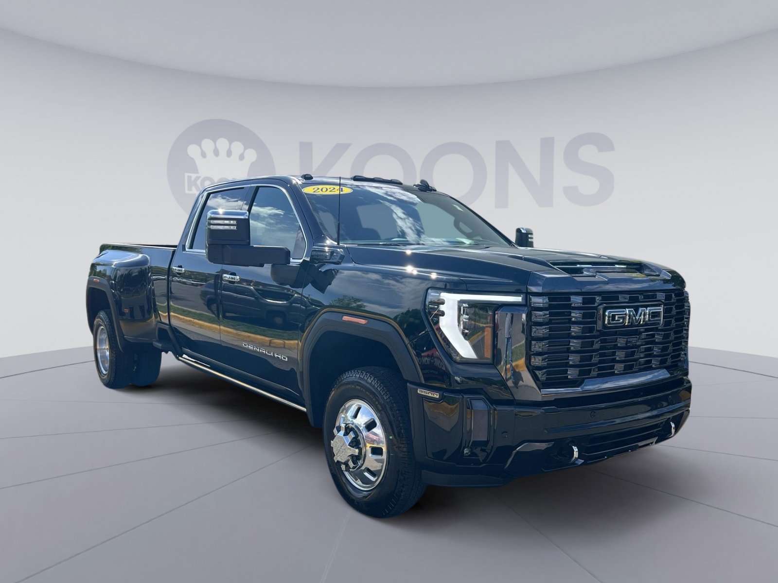 Used 2024 GMC Sierra 3500 Denali Ultimate AWD/4WD image 2
