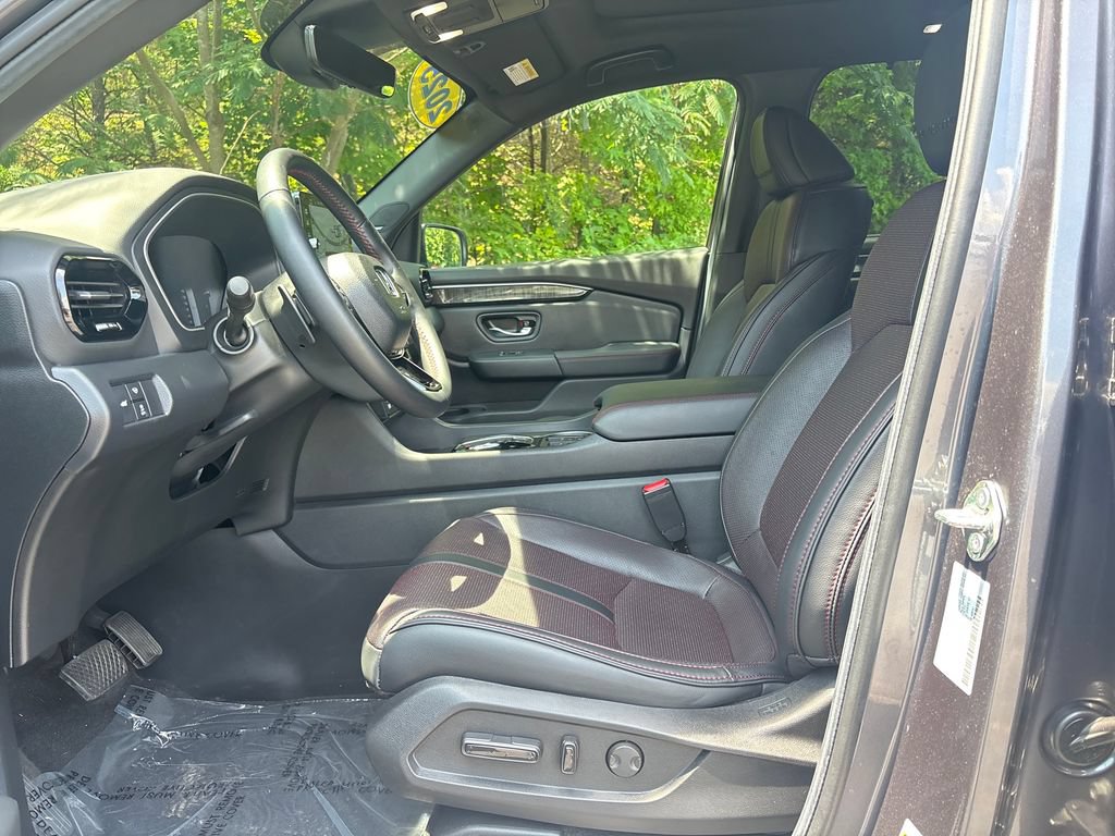 Used 2025 Honda Pilot Black Edition image 17