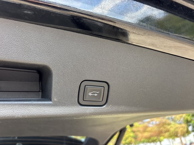 Used 2025 Chevrolet Traverse LT AWD/4WD image 9