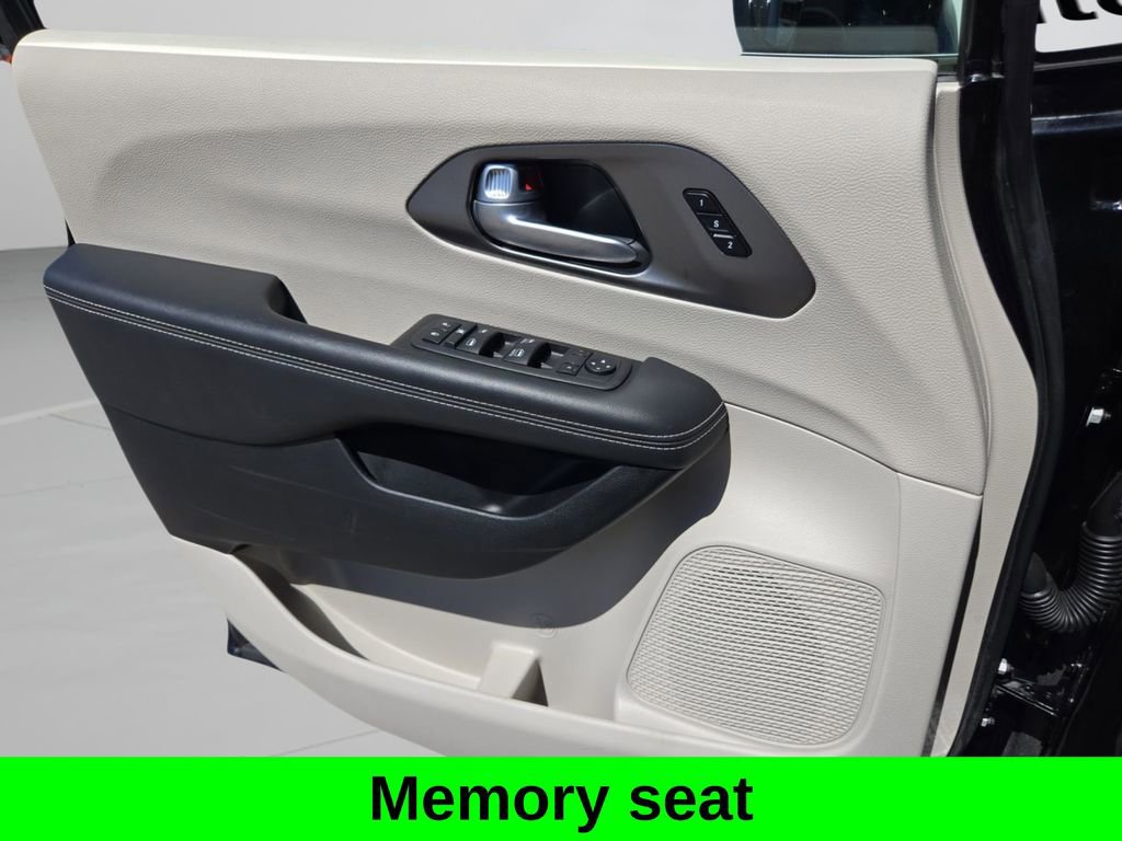 Used 2024 Chrysler Pacifica Touring-L image 11