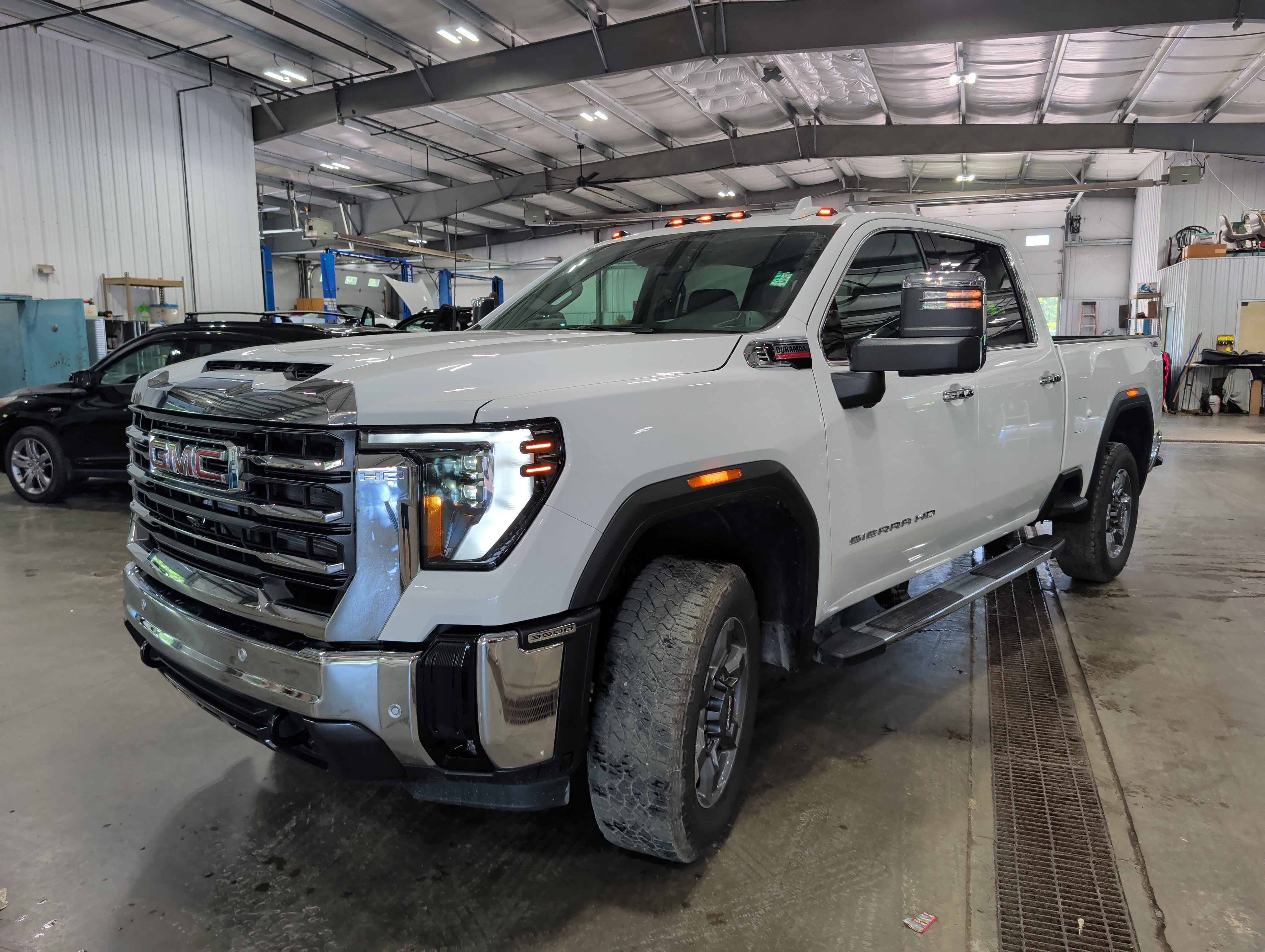 Used 2025 GMC Sierra 3500 SLT w/ SLT Premium Package AWD/4WD image 6