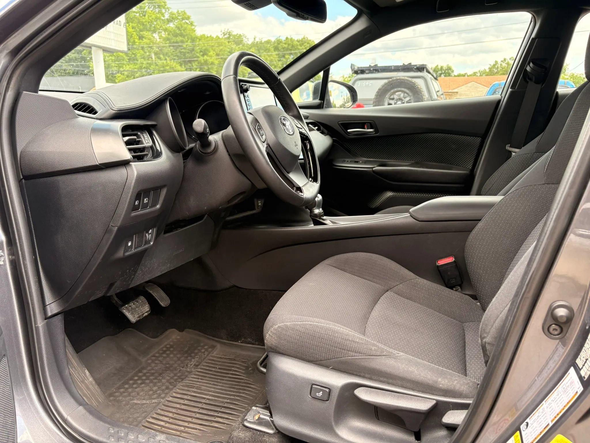 Used 2018 Toyota C-HR XLE FWD image 12