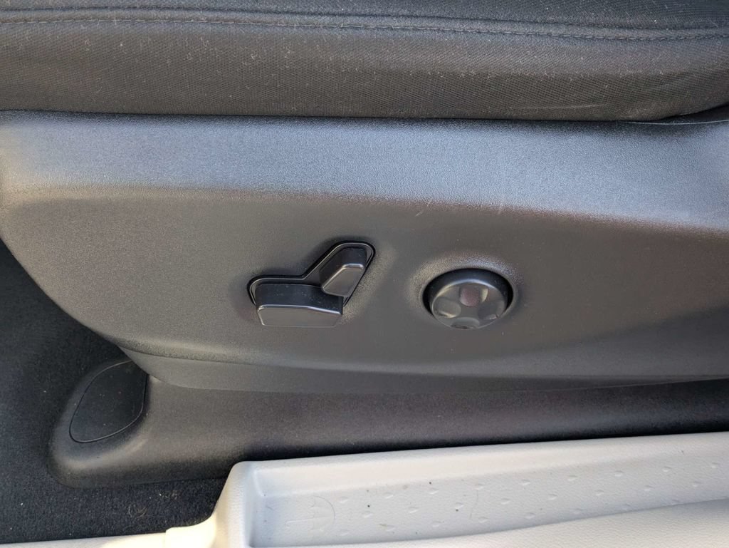 Used 2023 Chrysler Voyager LX FWD image 21