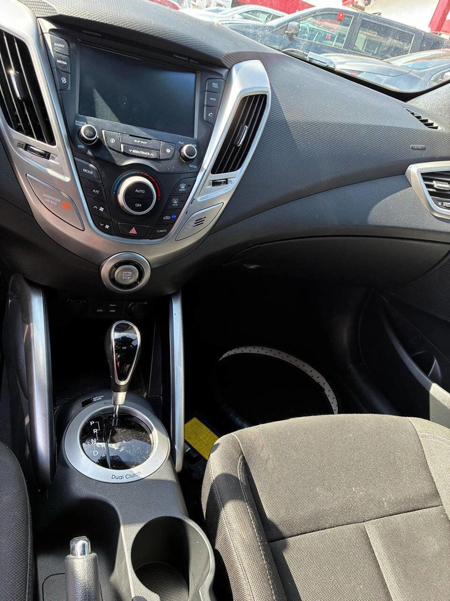 Used 2017 Hyundai Veloster Value Edition FWD image 10