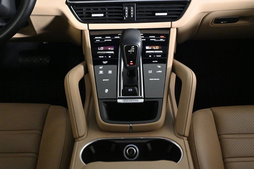 Certified 2023 Porsche Cayenne Platinum Edition AWD/4WD image 16