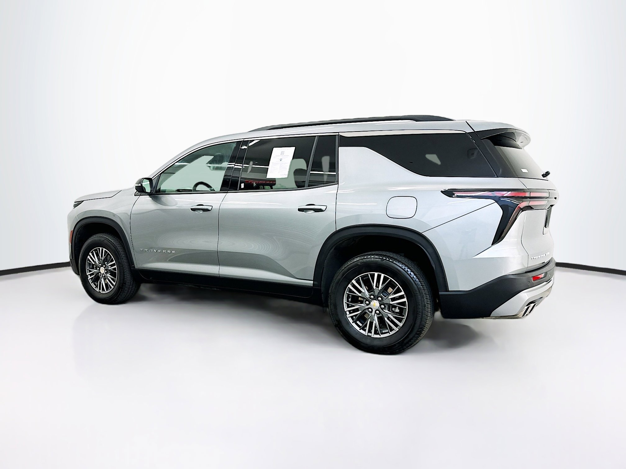 Used 2025 Chevrolet Traverse LT image 5