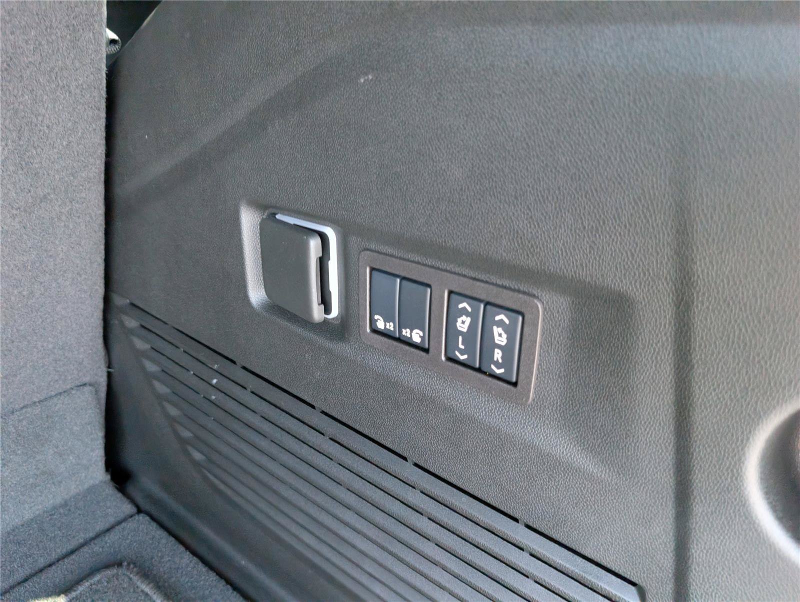Used 2024 Chevrolet Tahoe High Country w/ Advanced Technology Package AWD/4WD image 16