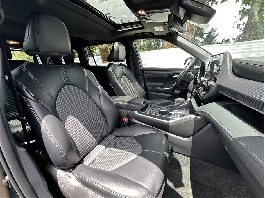 Used 2025 Toyota Highlander XSE AWD/4WD image 15