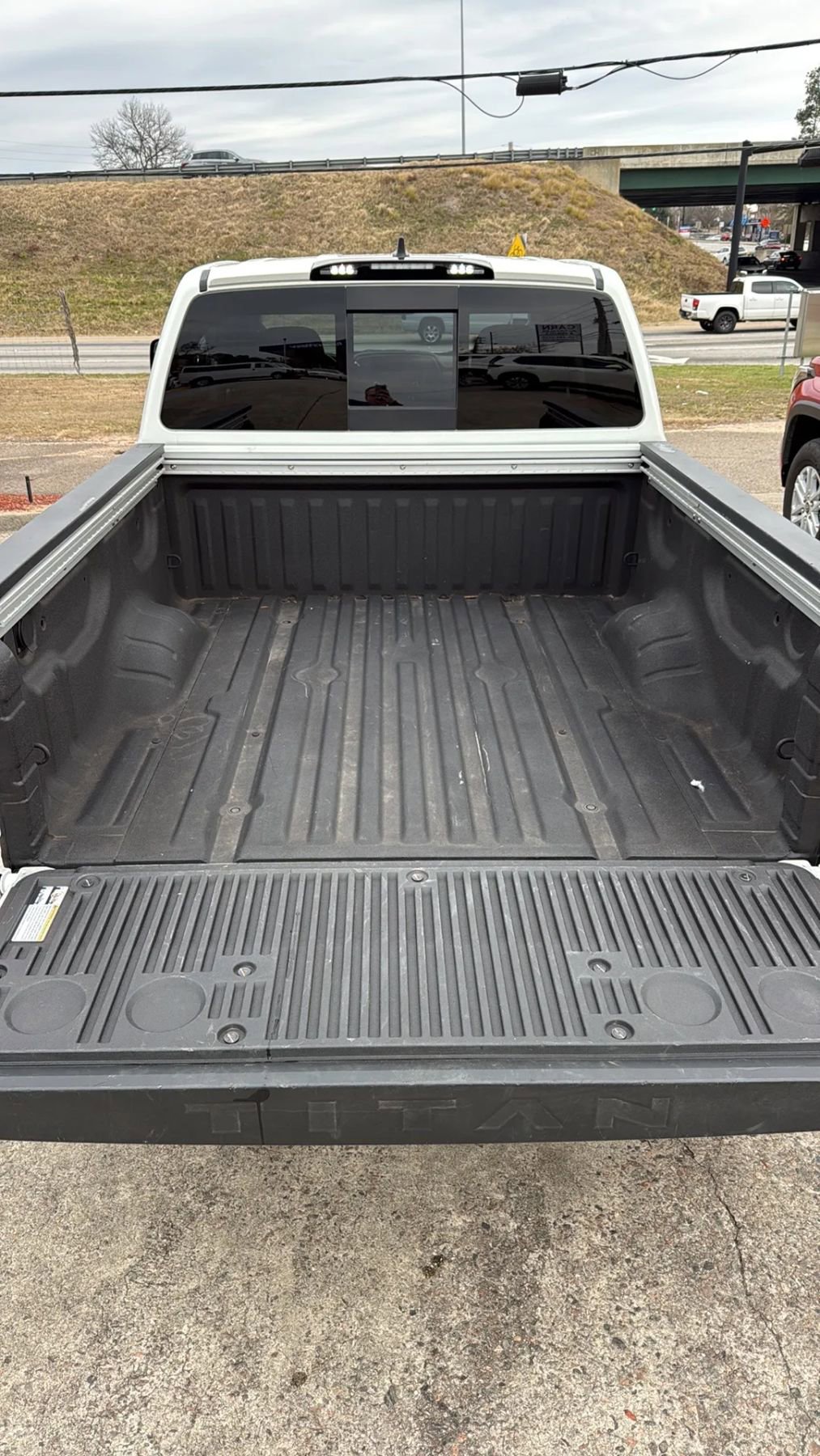 Used 2024 Nissan Titan SV w/ SV Convenience Package image 15