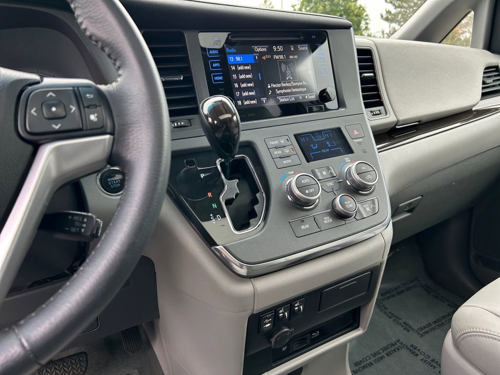 Used 2017 Toyota Sienna XLE Premium image 20