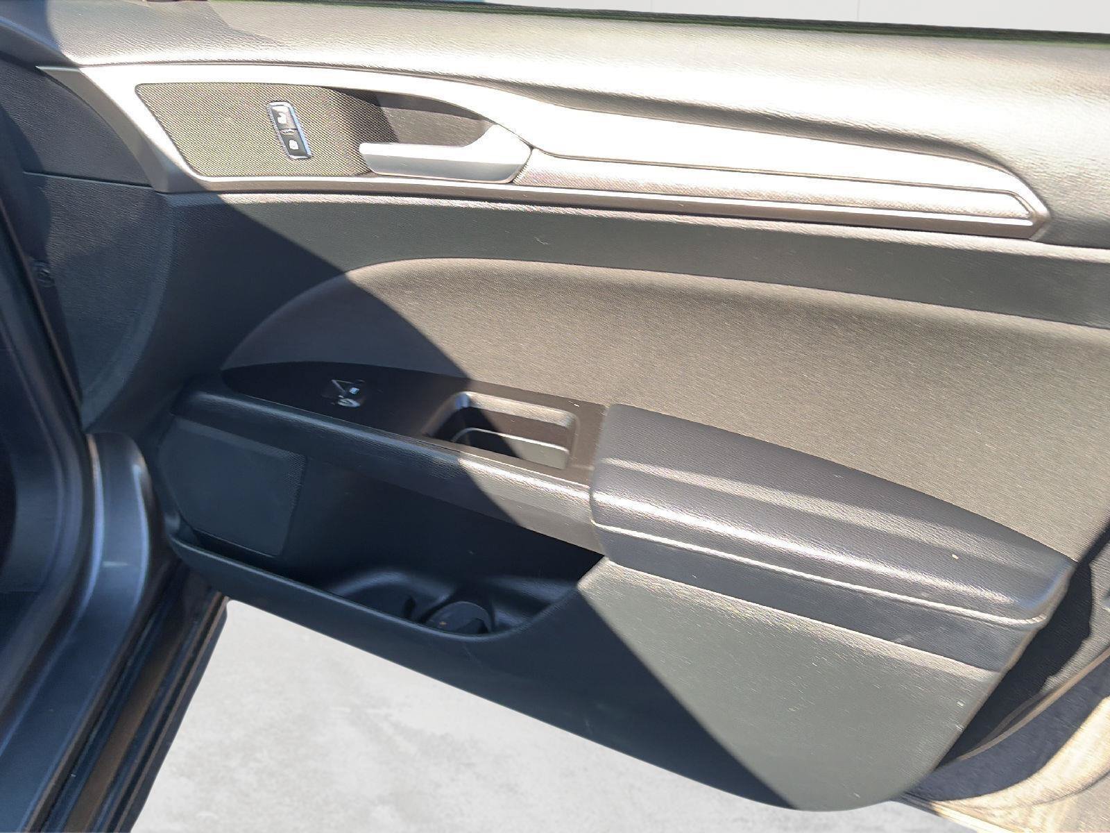 Used 2017 Ford Fusion SE FWD image 17
