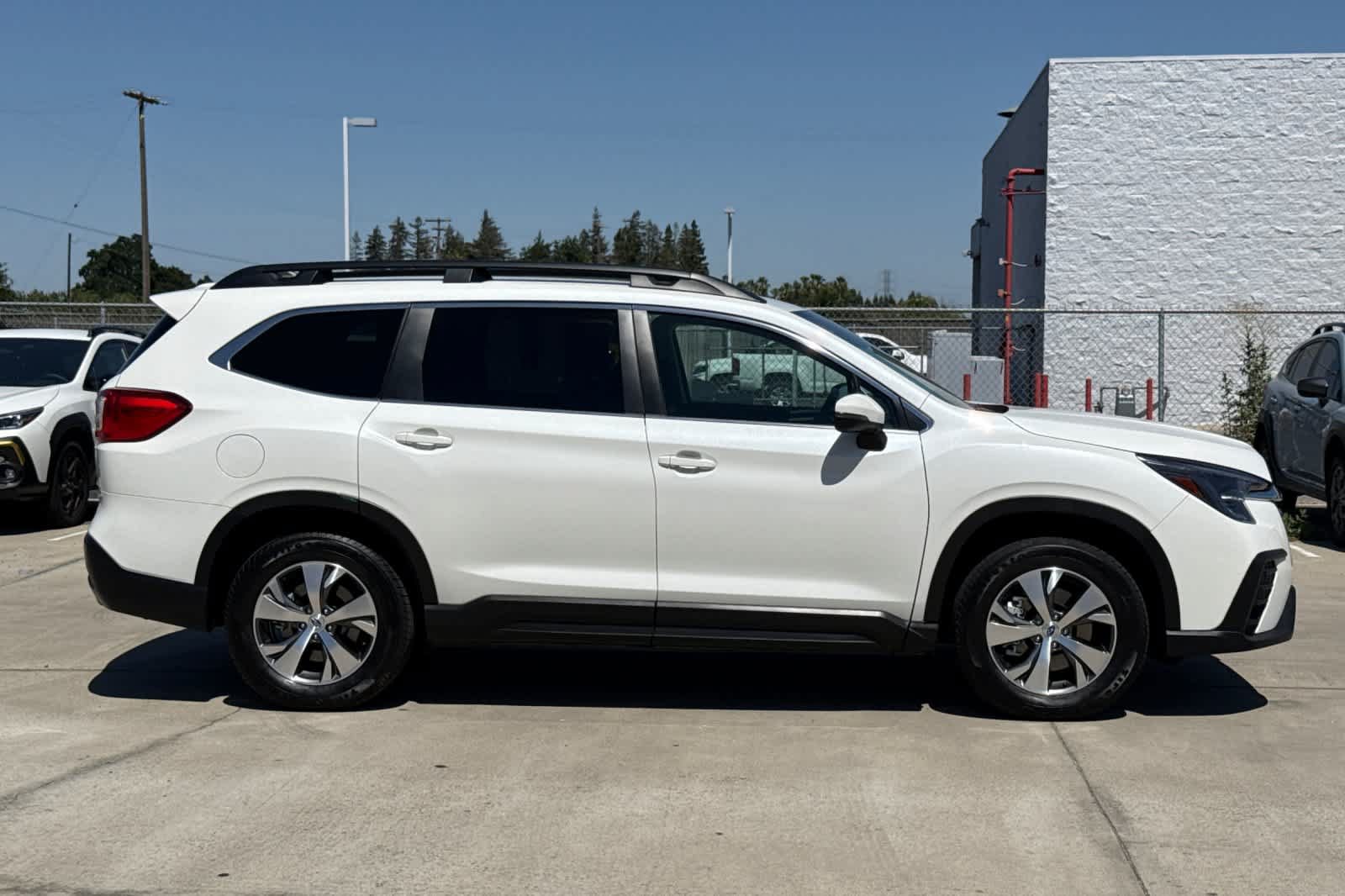 Used 2023 Subaru Ascent Premium w/ Convenience Package AWD/4WD image 2