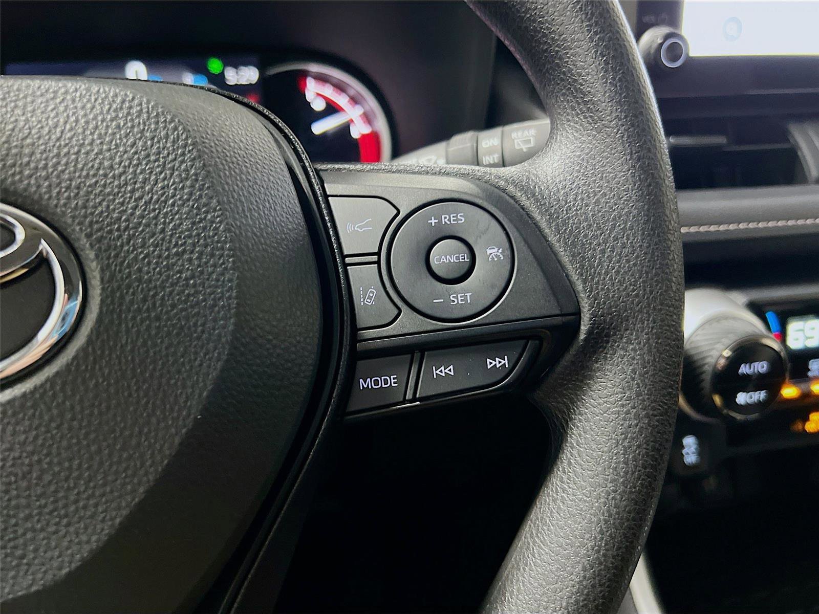 Used 2025 Toyota RAV4 XLE image 29