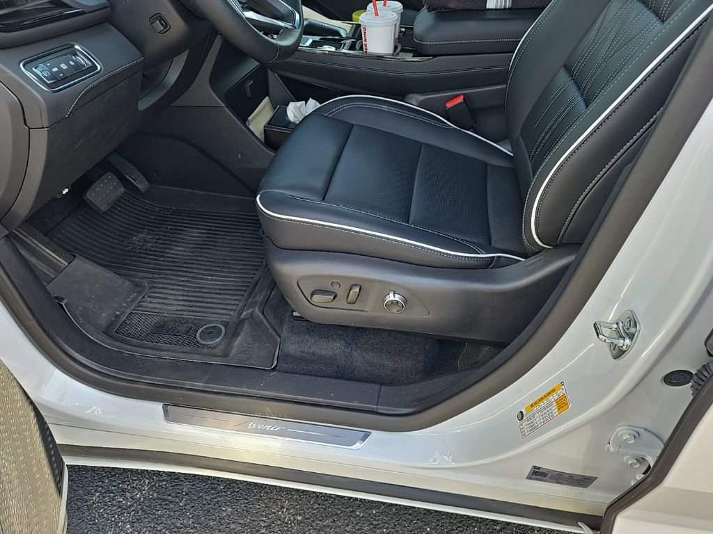 Used 2025 Buick Enclave Avenir w/ Super Cruise Package image 8