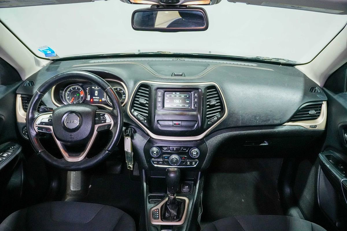 Used 2016 Jeep Cherokee Latitude FWD image 21