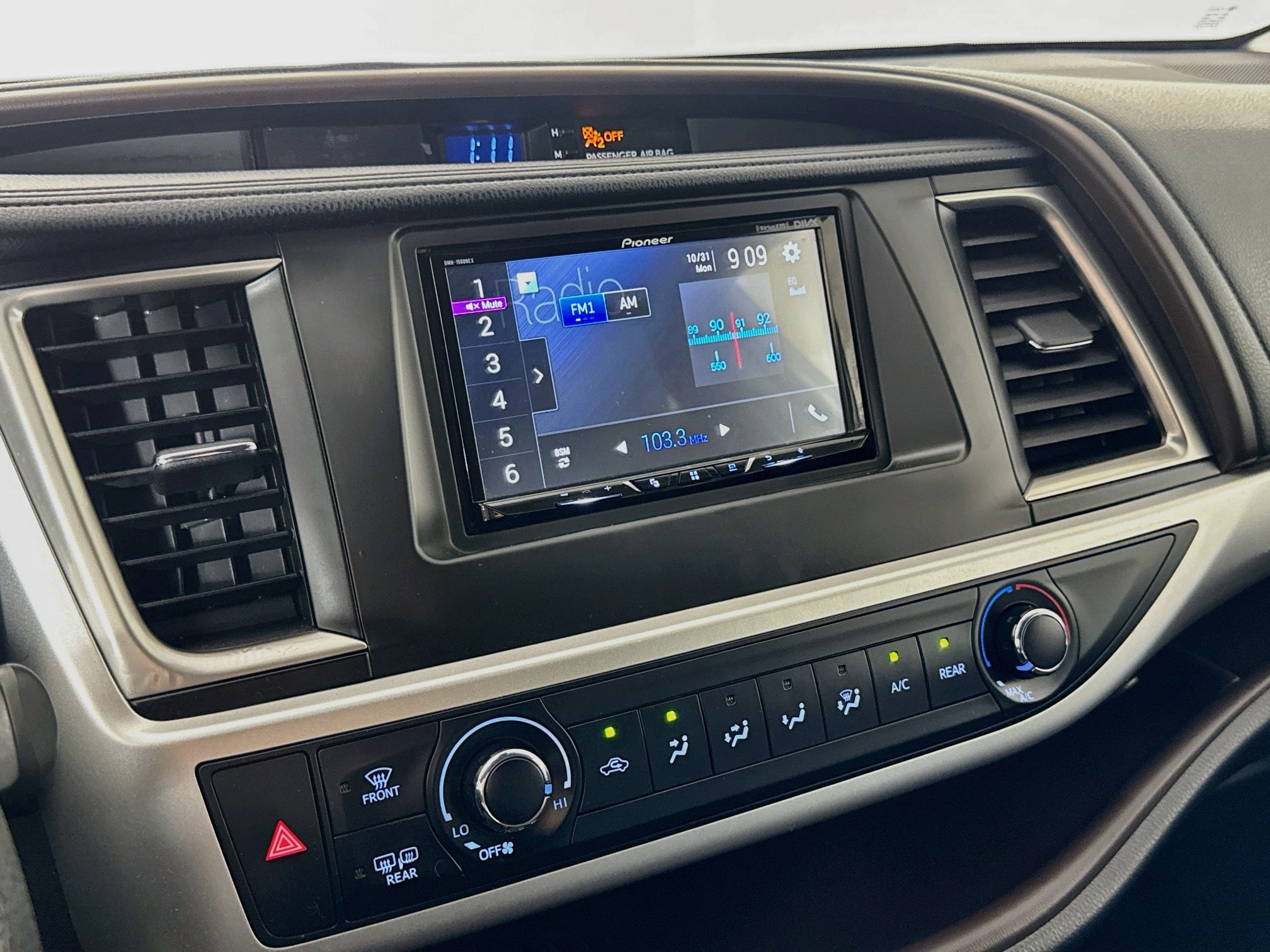 Used 2019 Toyota Highlander LE AWD/4WD image 17