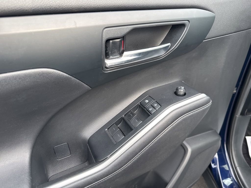 Used 2020 Toyota Highlander XLE image 12