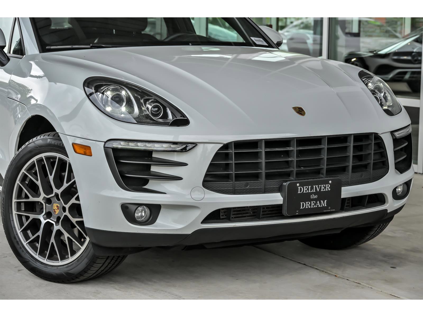 Used 2018 Porsche Macan AWD/4WD image 2
