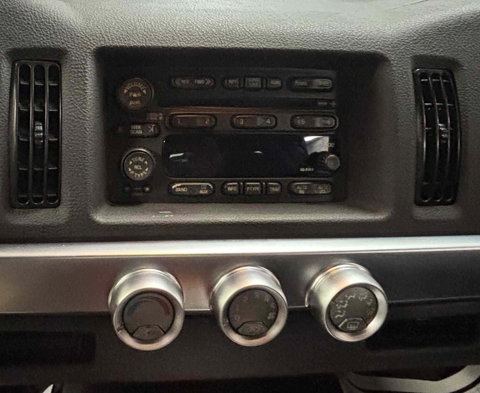 Used 2004 Chevrolet SSR LS Reg Cab 116.0 WB w/ Preferred Equipment Group image 16