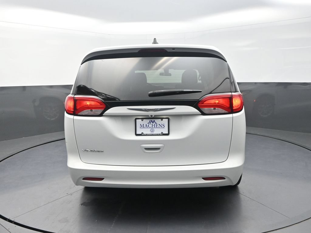 Used 2022 Chrysler Voyager LX FWD image 9
