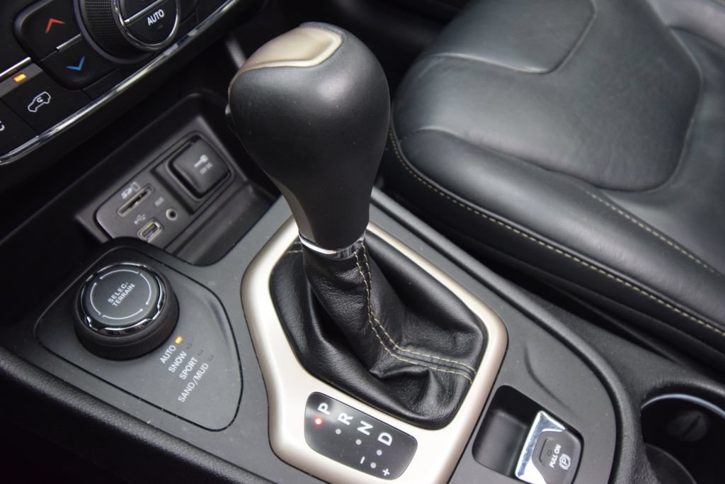 Used 2017 Jeep Cherokee Limited AWD/4WD image 27