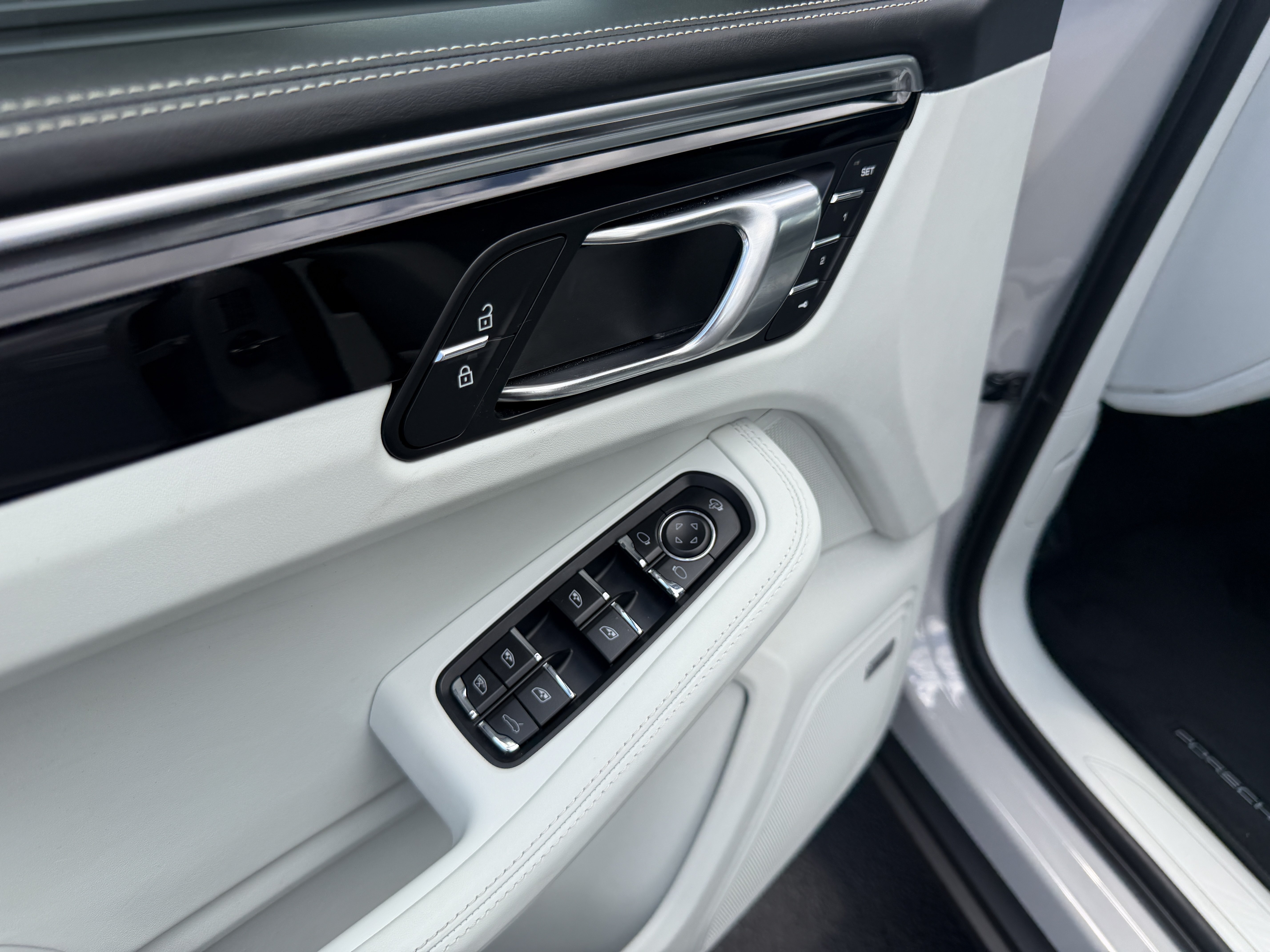 Certified 2024 Porsche Macan AWD/4WD image 22