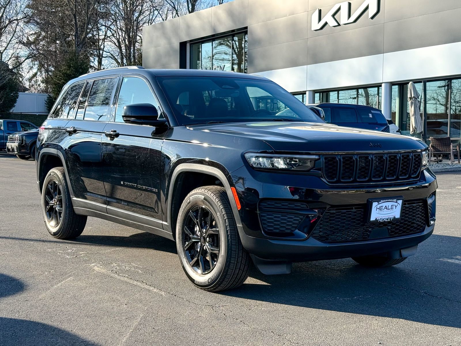 Used 2025 Jeep Grand Cherokee Altitude image 1