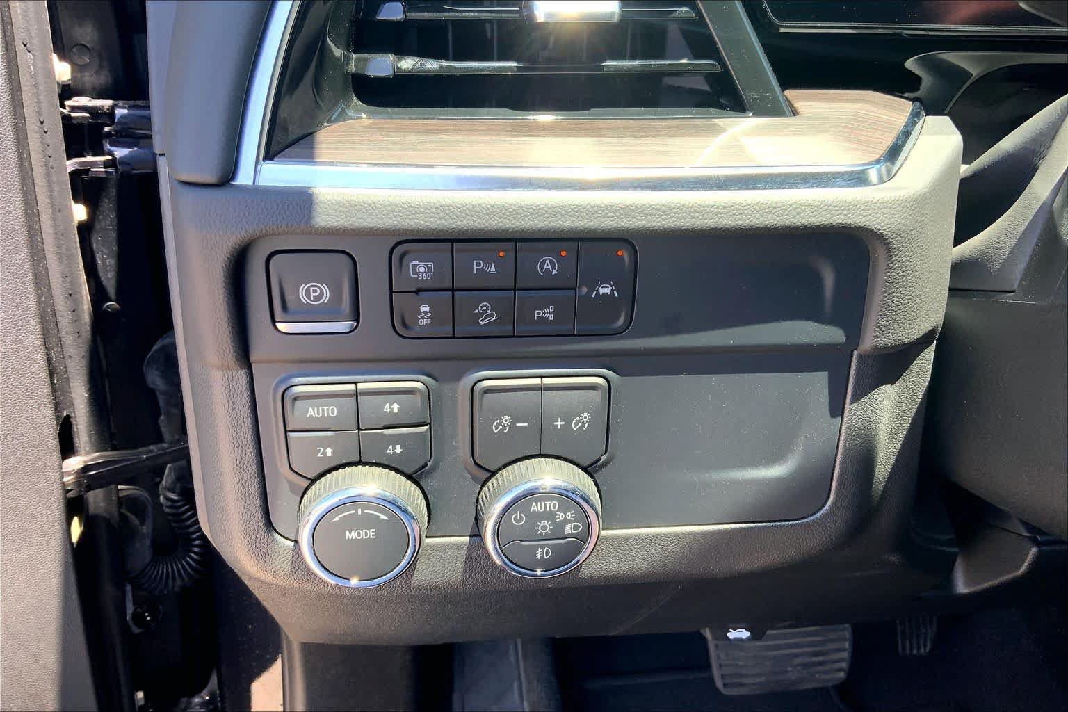Used 2025 Chevrolet Suburban Z71 AWD/4WD image 33