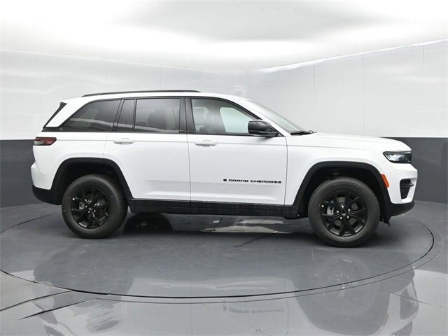 New 2025 Jeep Grand Cherokee Altitude image 9