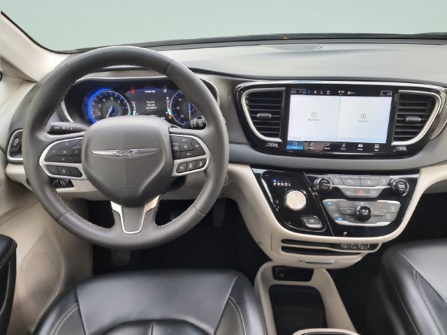 Used 2023 Chrysler Pacifica Touring-L FWD image 10