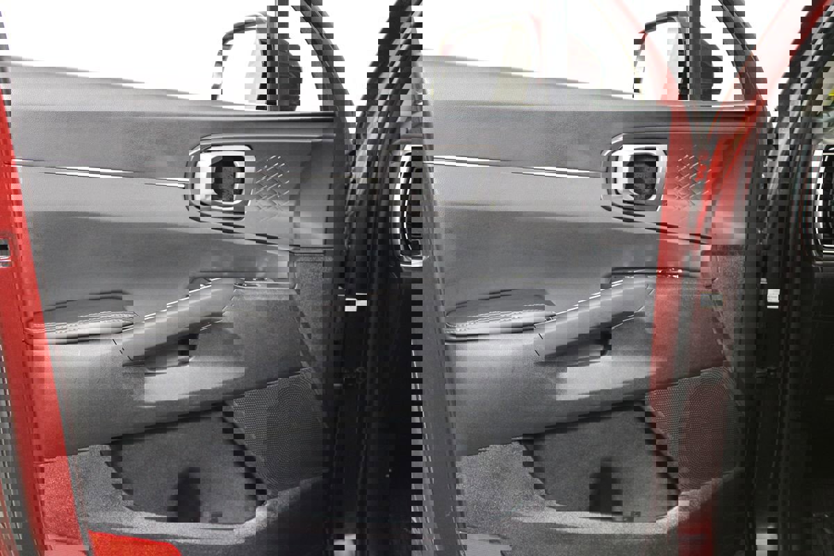 Used 2025 Kia Sorento LX image 7