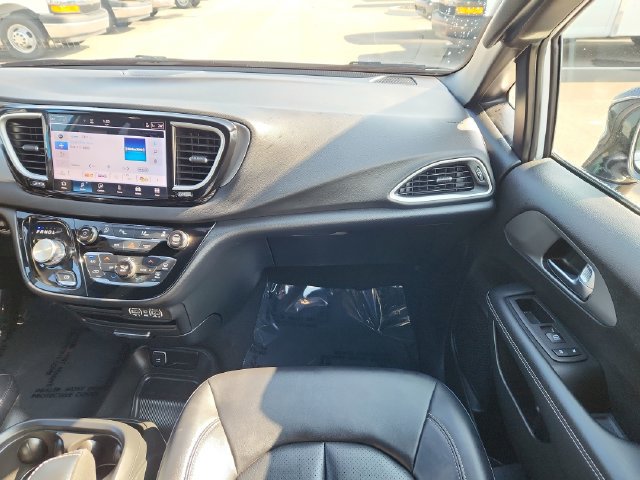 Used 2025 Chrysler Pacifica Select FWD image 24