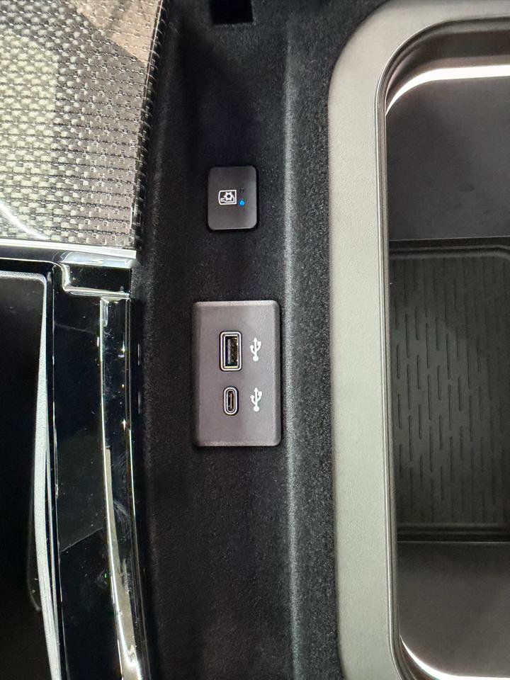 Used 2025 Cadillac Escalade V w/ LPO, ONYX Package image 40