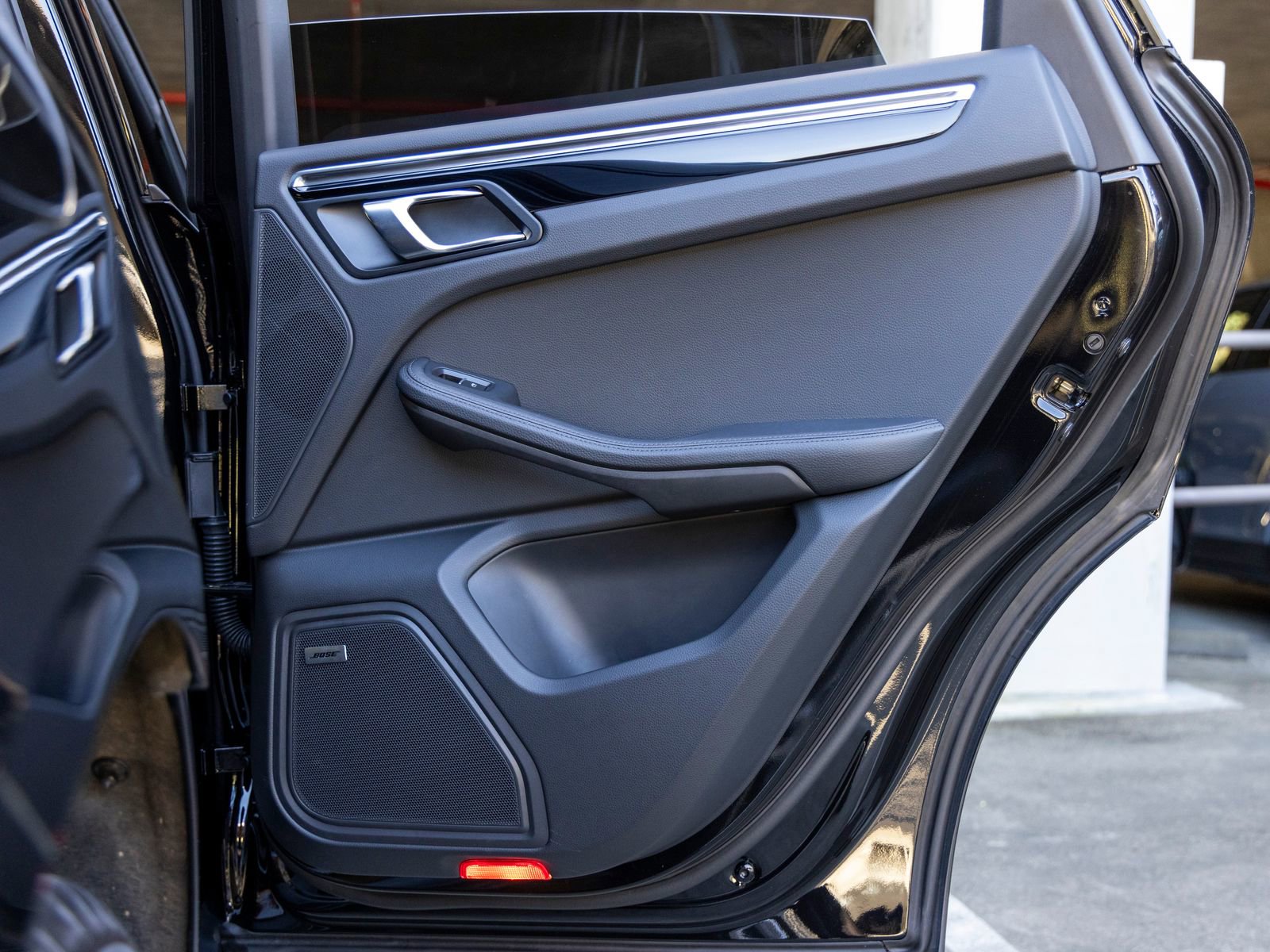 Certified 2025 Porsche Macan AWD/4WD image 48