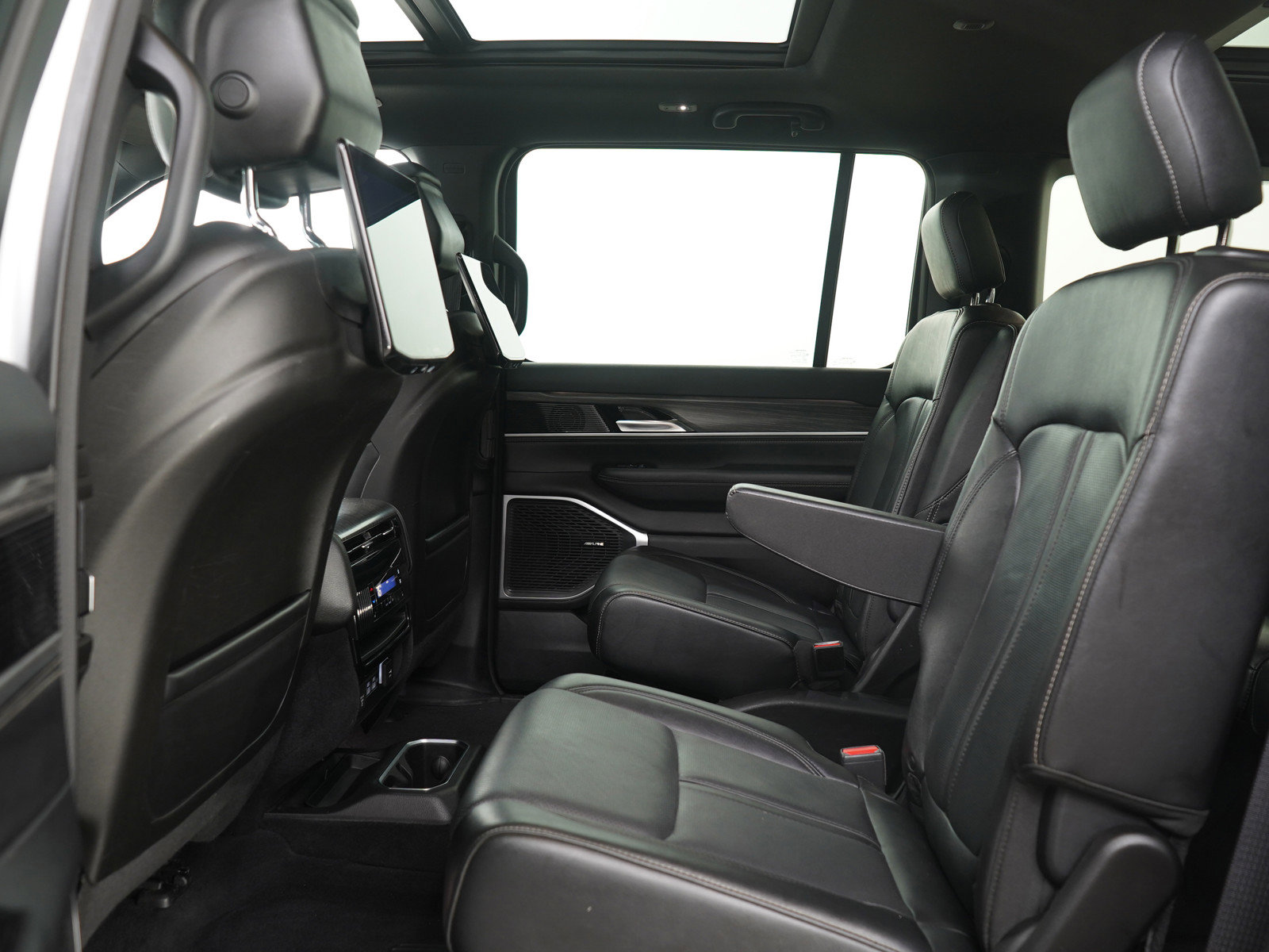 Used 2023 Jeep Wagoneer L Series II w/ Premium Group I image 21