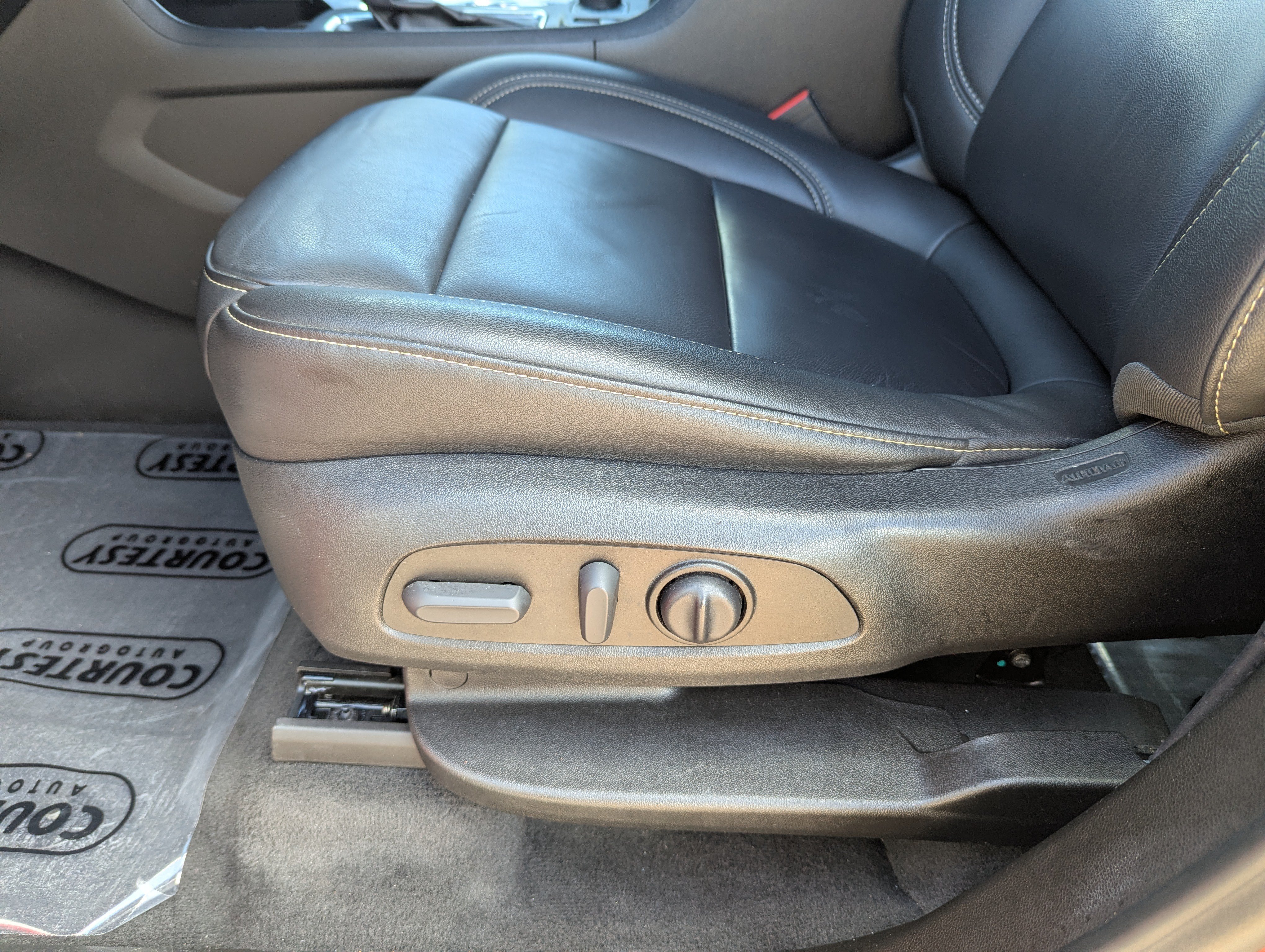 Used 2023 Chevrolet Traverse LT FWD image 24