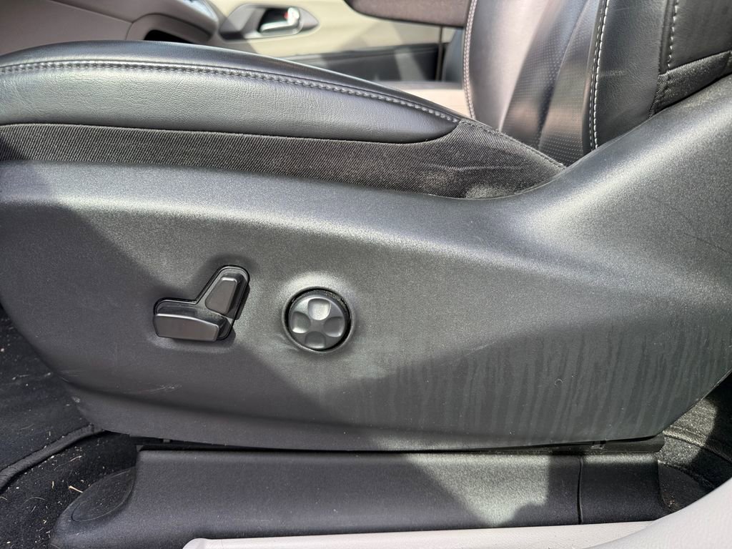 Used 2023 Chrysler Pacifica Touring-L image 13