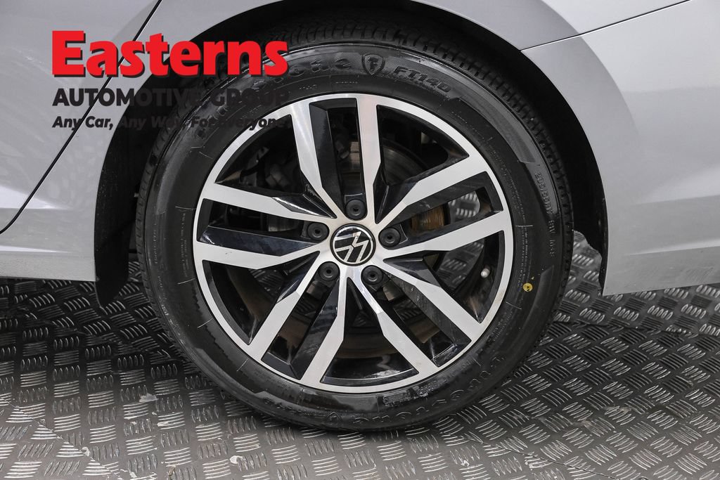 Used 2025 Volkswagen Jetta SE FWD image 32