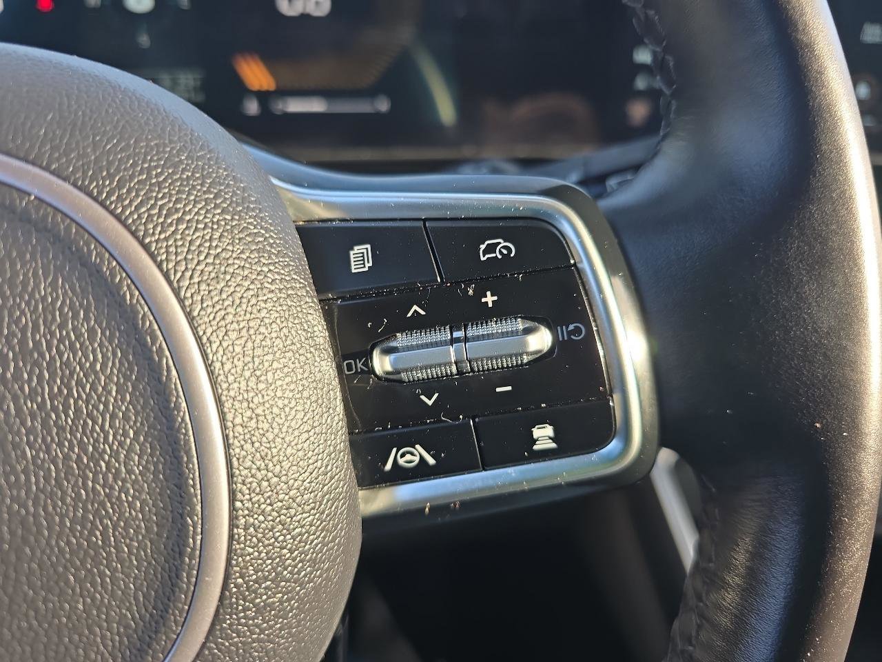 Used 2025 Kia Carnival FWD image 32